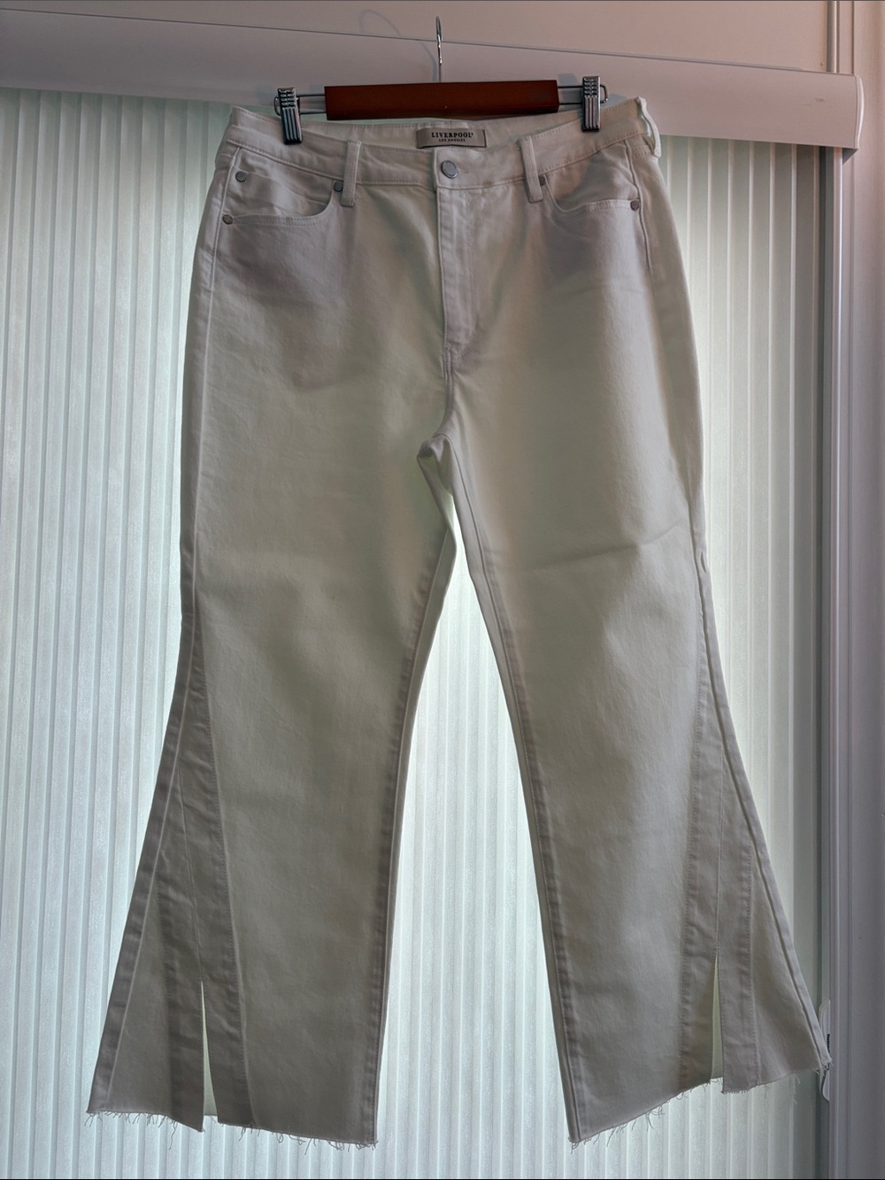 Liverpool Women’s White Cropped Flared Jeans with Raw Hem Detail NWOT